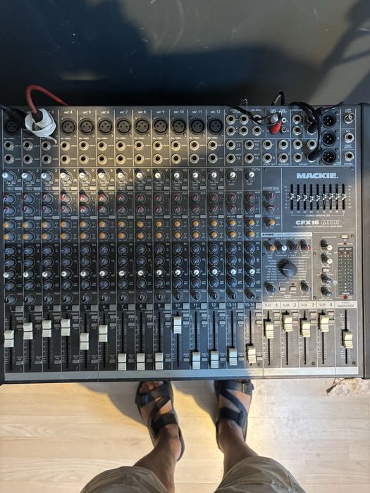 Vind  mixer Makie ,modelCFX 16 canale cu boxe si subwoofer