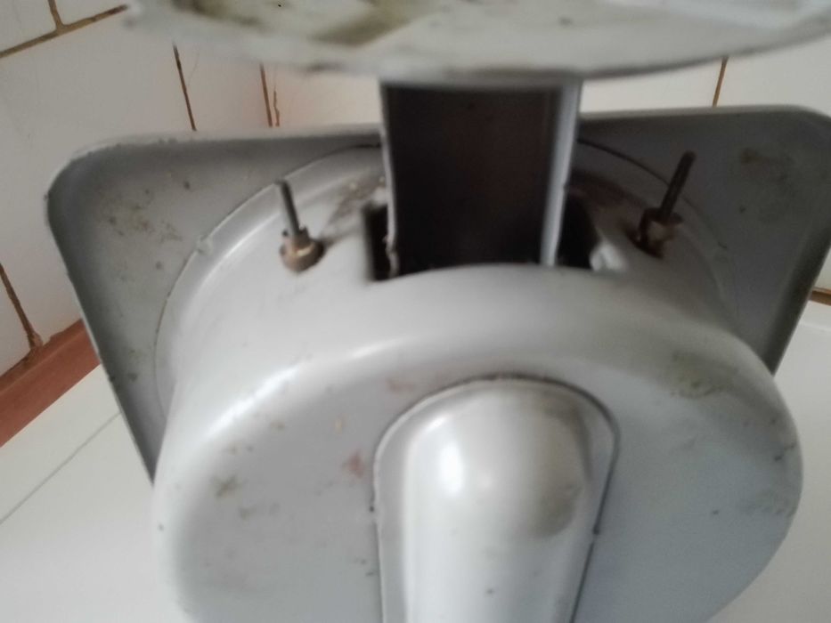 Магнетофон , транзистор и домашна везна.