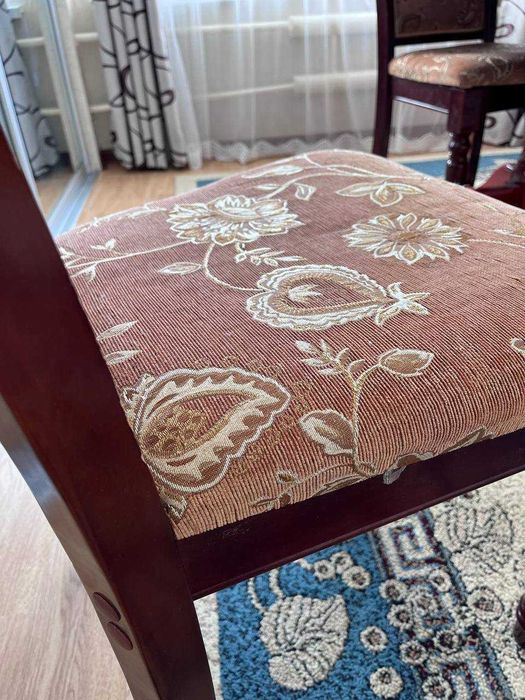 Деревянный стол со стульями