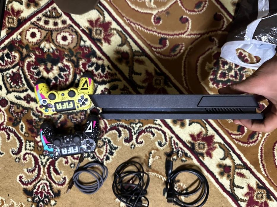 Playstation 4 slim 1terabaytli xolati ploplombasi joyida