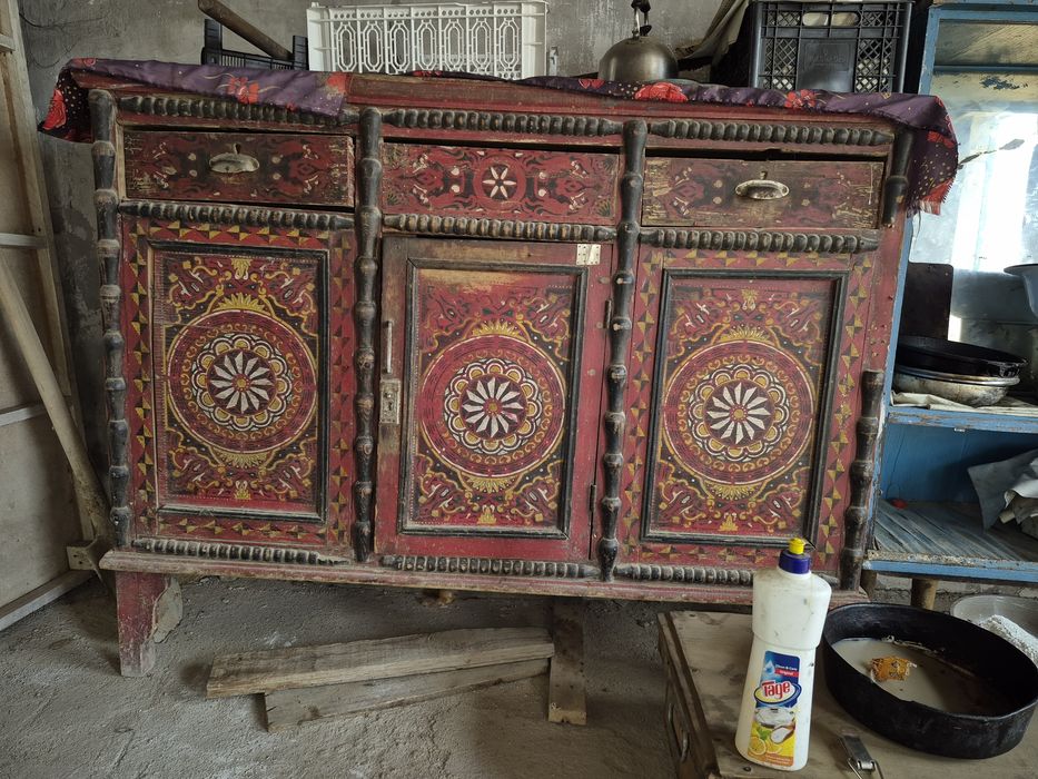 Қол Кілем тағы басқа қол өнер сатылады