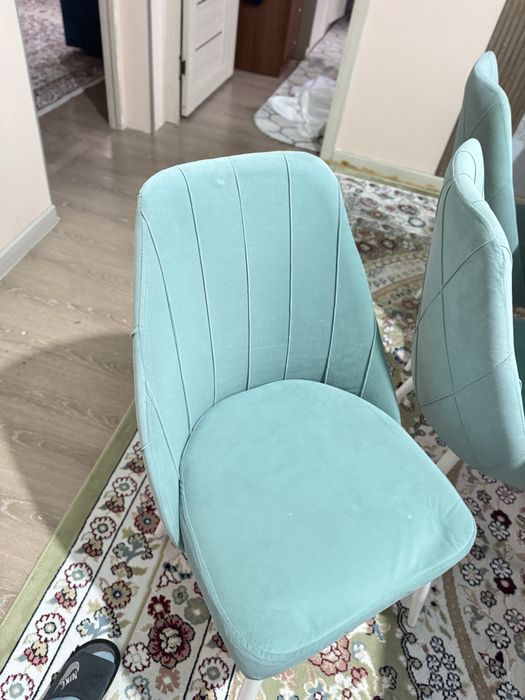 Продам стол и стуля для гостиной