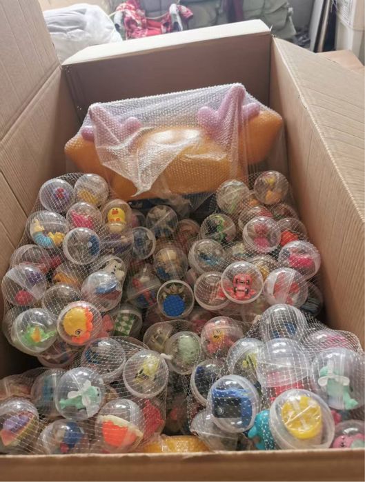 Вендинг автомат за продажба на капсули с детски играчки