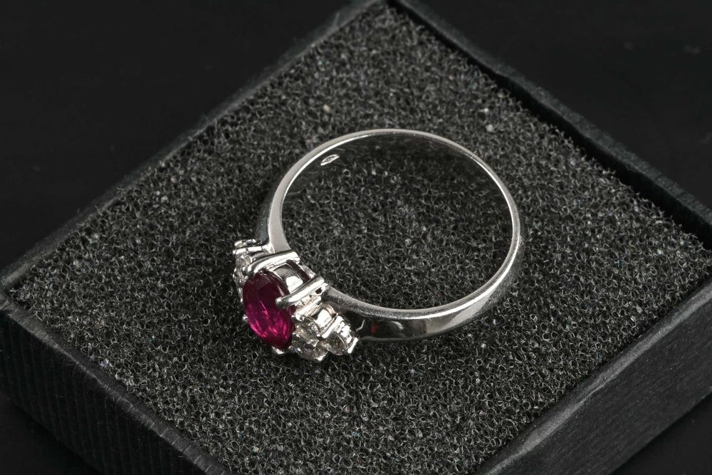 Златен Пръстен Бяло Злато 585 С Рубин и 6 Диаманта 0.30 карата