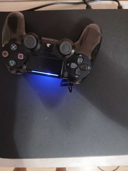 Продовам Ps 4 slim  с 7 игри