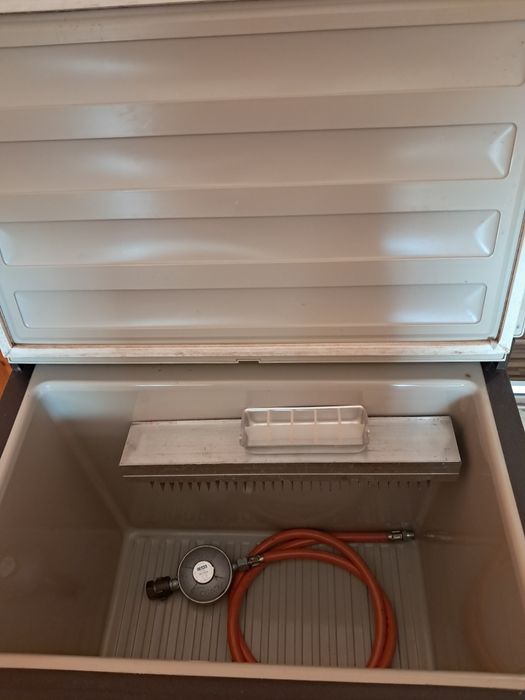 хладилник на 220, 12, газ