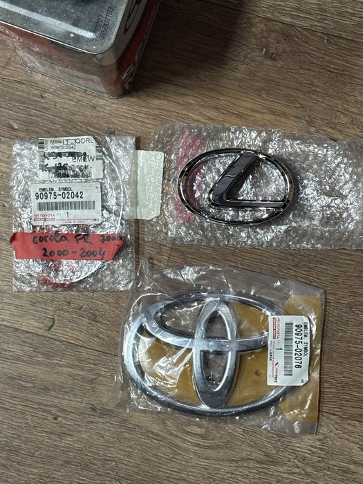 Эмблема крышки багажника RX330