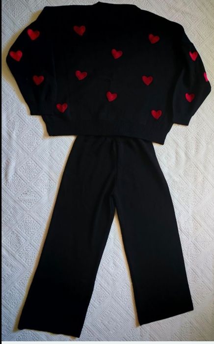 Trening, mărime universala,, format din pantalon și bluza, impecabil.