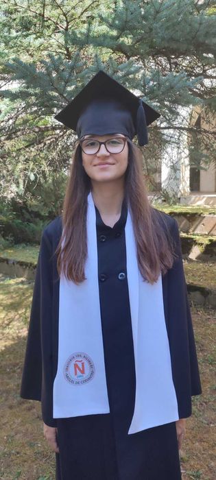 Тоги и Академични Шапки за Дипломиране Детски градини, Училища, Университети Тога и Шапка за Дипломиране Шалове и Тениски с Лого