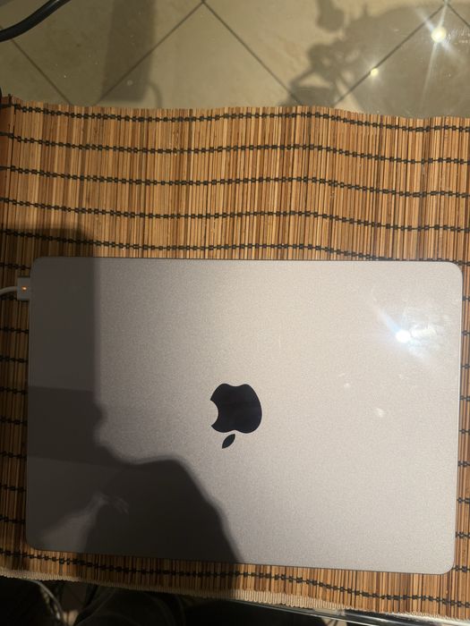 Macbook air 13,6 inch cu chip M2 apple,256 gb Ssd,ca nou,100% baterie