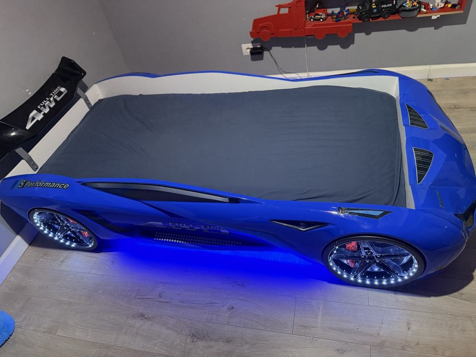 Pat in forma de masina cu leduri si lumini