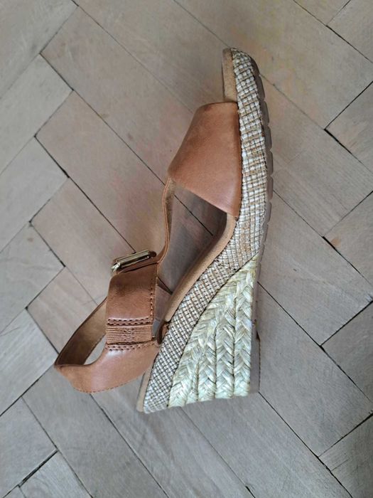 Продавам дамски сандали от естествена кожа!