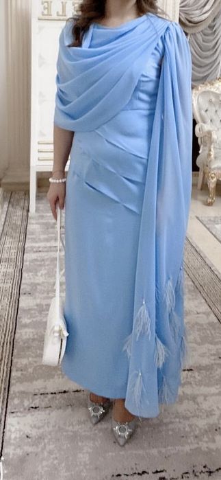 Голубое вечернее платье