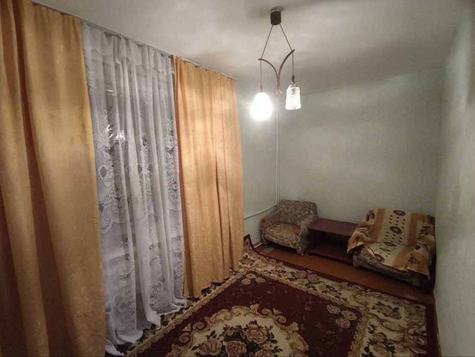 Срочно продаётся трехкомнатная квартира в 1 микрорайоне. Торг уместен.