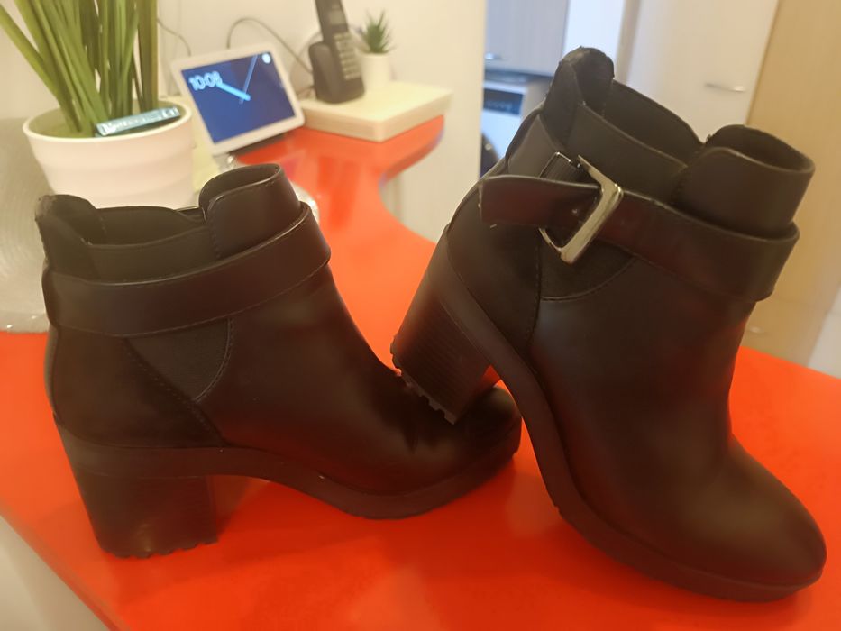 Vand ghete Bershka marimea 36!