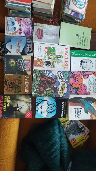 Продавам книги...