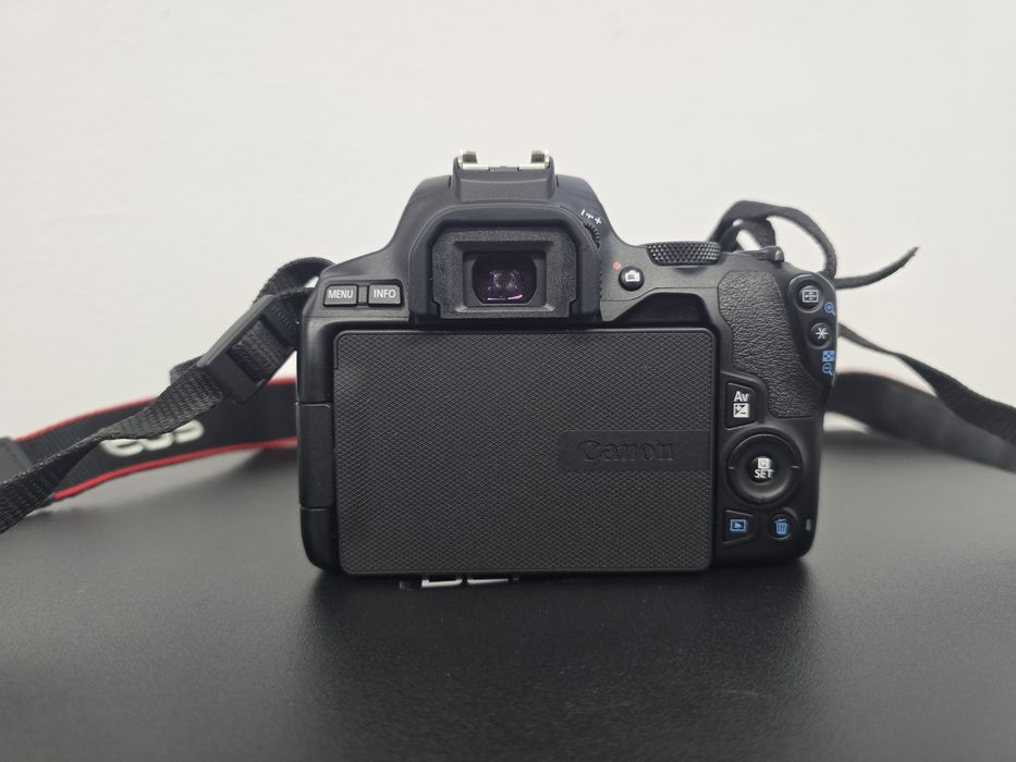 Canon 250D cu 2 obiective
