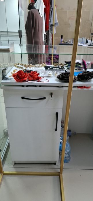 Продам стол для бутика,стенки,манекены,рейлы