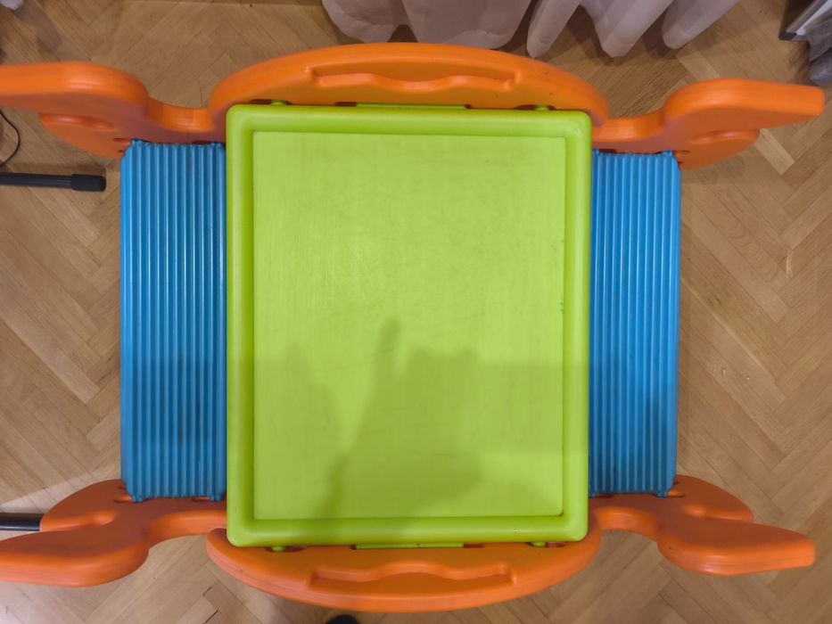 детска маса с четири места за сядане