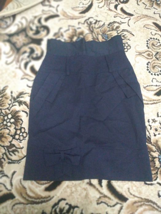 Yubka va to'qilgan balero jemper