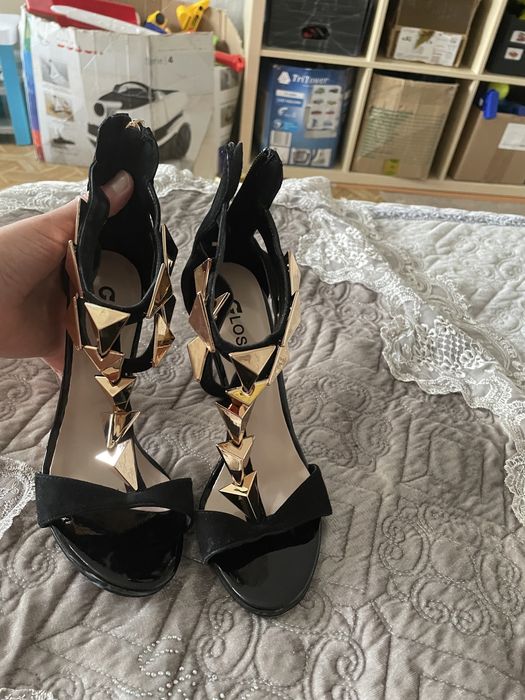 Продам босоножки 35-36 р