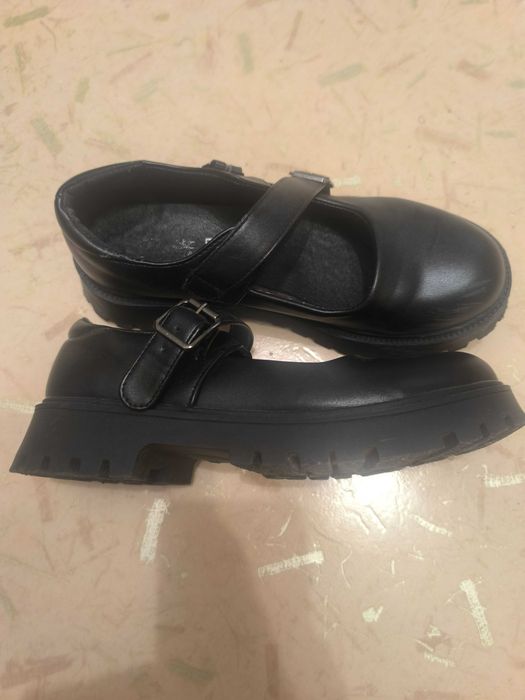 Продам школьные туфли