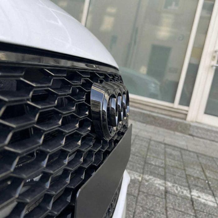 Suport Emblema Audi Grila Fagure RS + Emblemă Cromată