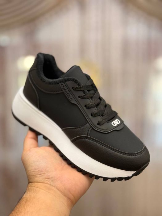 женсие кроссовки