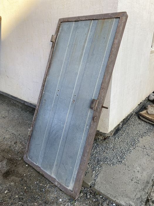 Железная дверь.