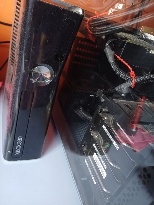 Vand consola  xbox 360  cu 2 manete