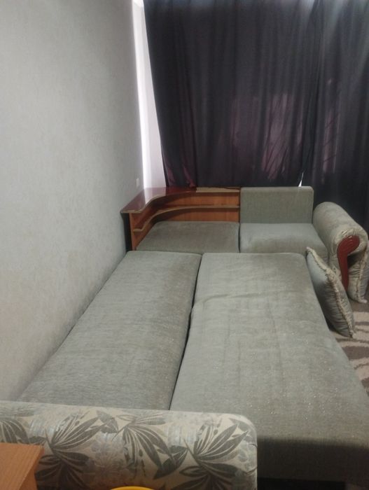 Угловой диван в хорошем состоянии