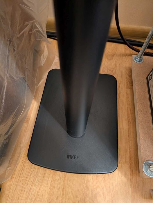 Комплект качествена аудио система колони, стойки и субуфер KEF