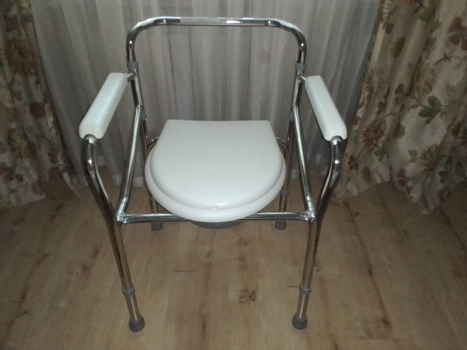 Стул туалет с  подлокотниками.