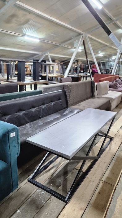 Диваны полосатый, стол журнальный