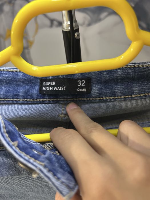Vand blugi marimea 32 ambele in stare buna fara defecte