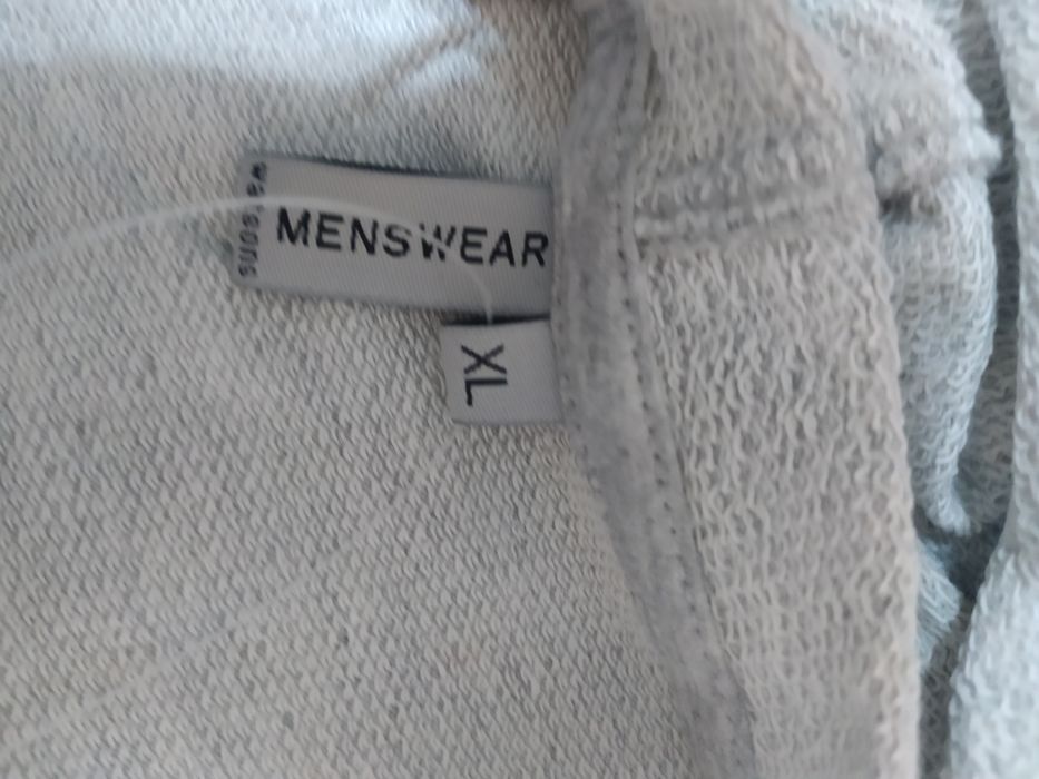 Безрукавка на замке с капюшоном