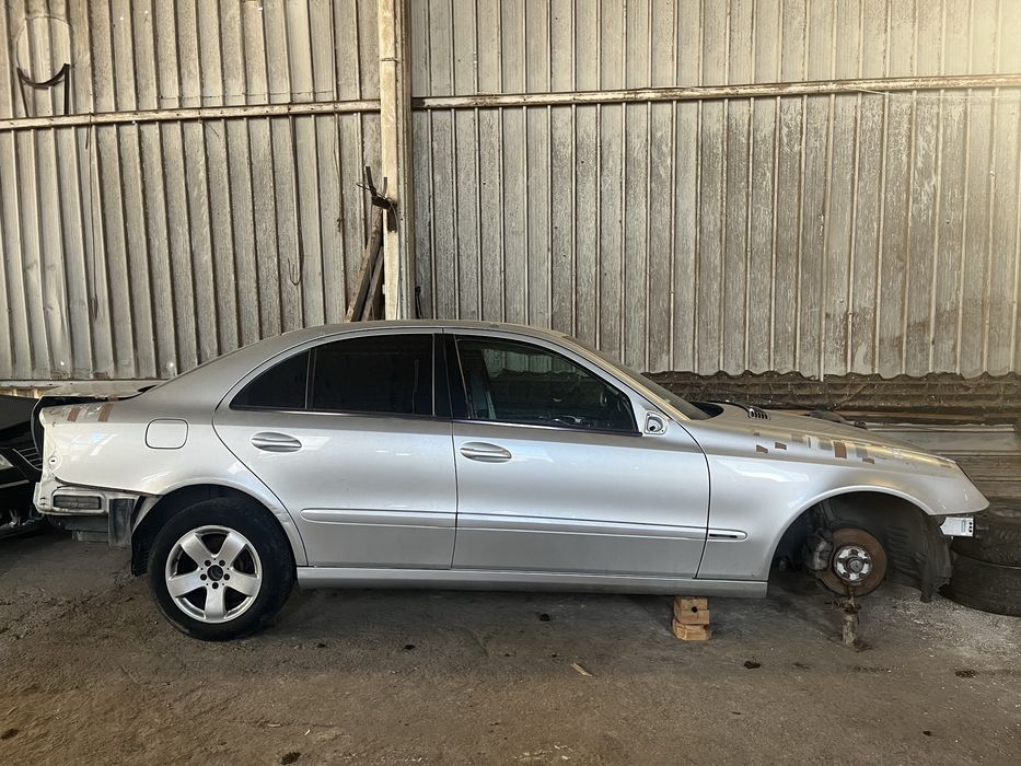 Mercedes e220 с удар всичко налично