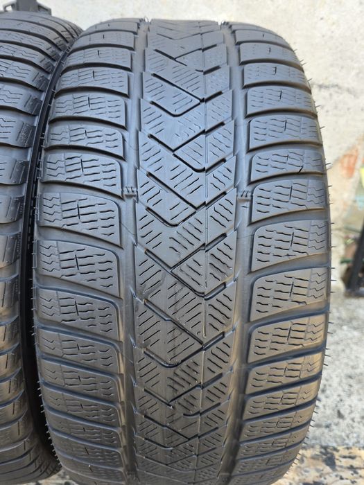 Vand două anvelope de iarna pirelli  255 35 19 dot 2623