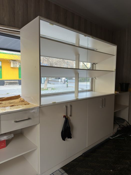 Vitrina mebel holati deyarli yengi