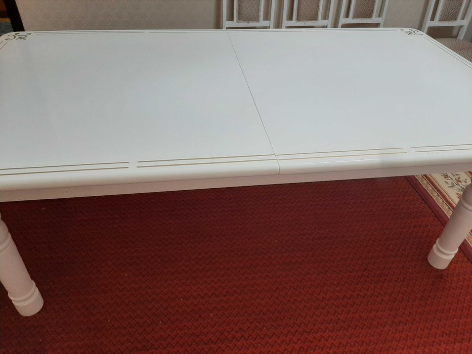Продается стол для гостиной комнаты