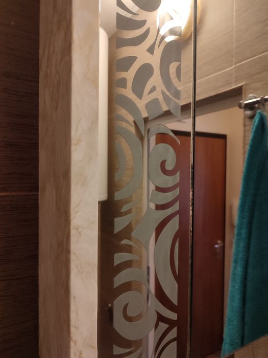 Горен огледален шкаф за баня с LED