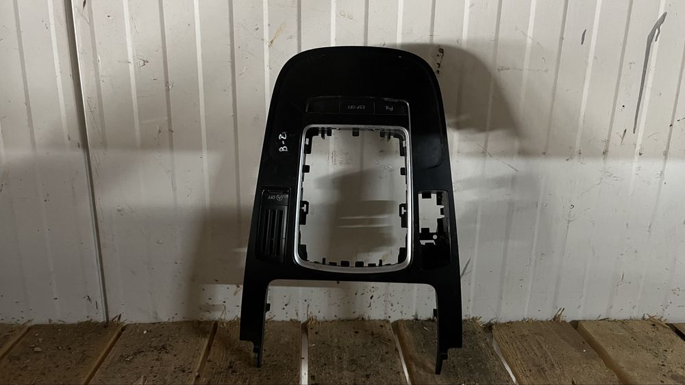 Лайстна около скоростен лост Audi Q5 (2008-2012)