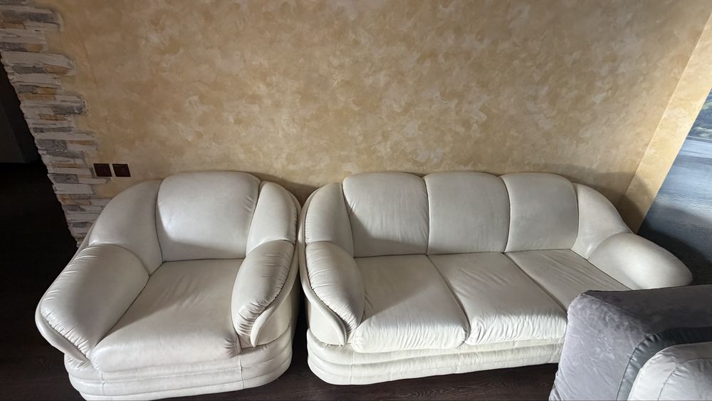 Кожаный диван и 2 кресла