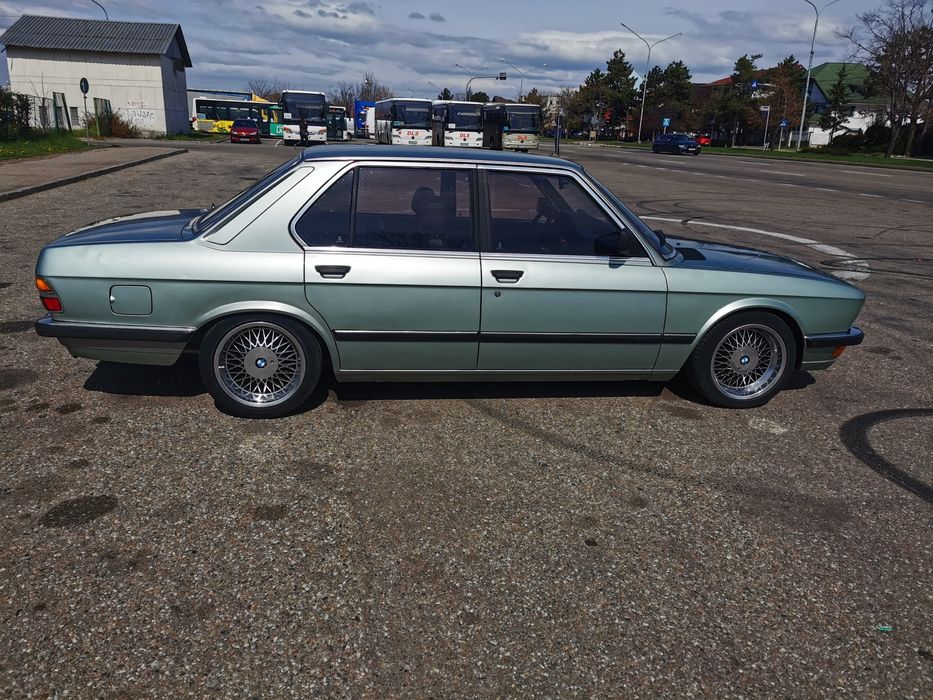 BMW 5 Series 1984 — imagine 5