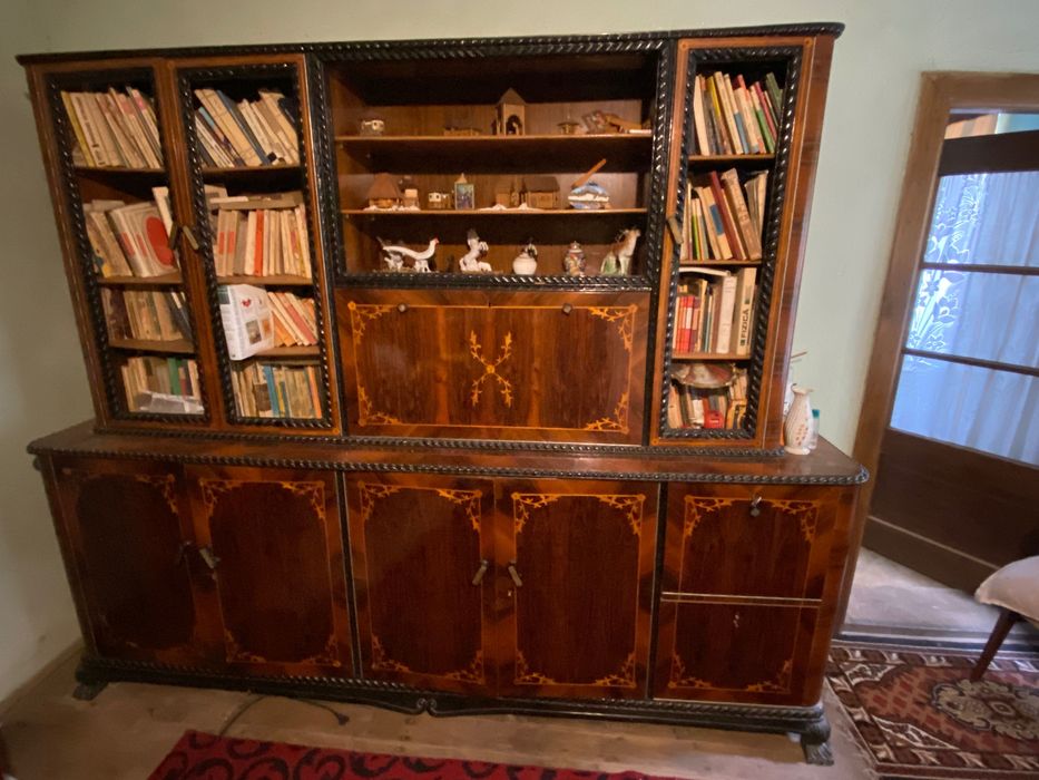 Bibliotecă masiva din furnir de nuc