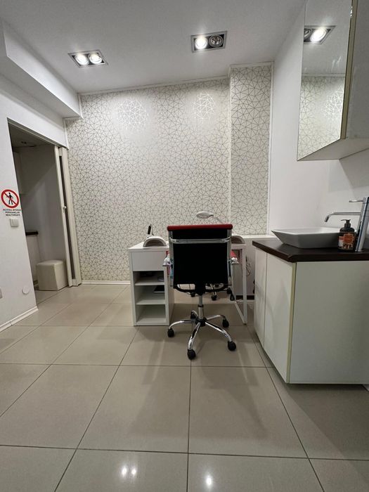 Inchiriez sala  manichiura nemobilata cu cheltuieli incluse!