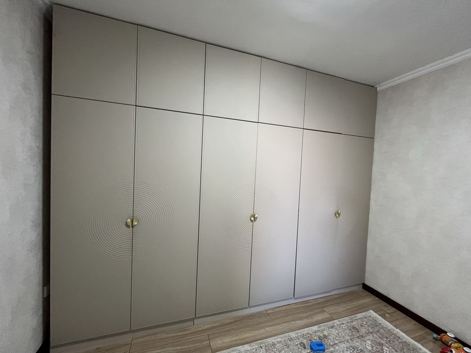 Продается шкаф до потолка