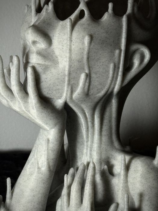 Кашпа за цветя ''Разтапяща се жена''