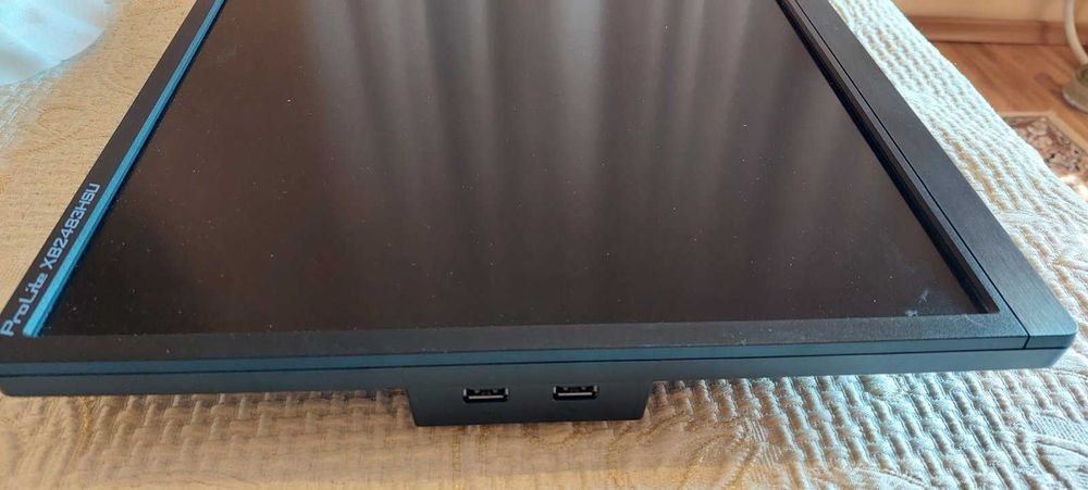 Настолен компютър и монитор.