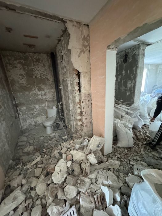 Debarasari,1 lei,demolări,transport,moloz prețuri corecte,